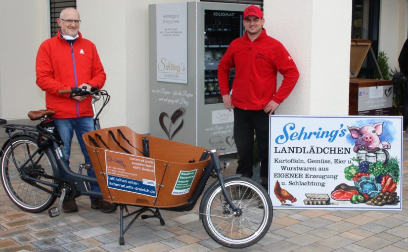 Gerhard Hormel (links) und Christian Sehring bei der Übergabe des freien Lastenrads an die neue Verleihstation „Sehring's Landlädchen“